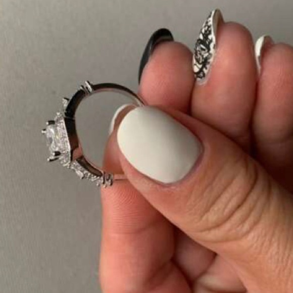 Diamond ring - Picture 1 of 2